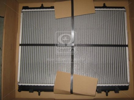 Радиатор охлаждения PEUGEOT 407/ CITROEN C5 2.0 AT NISSENS 63607A